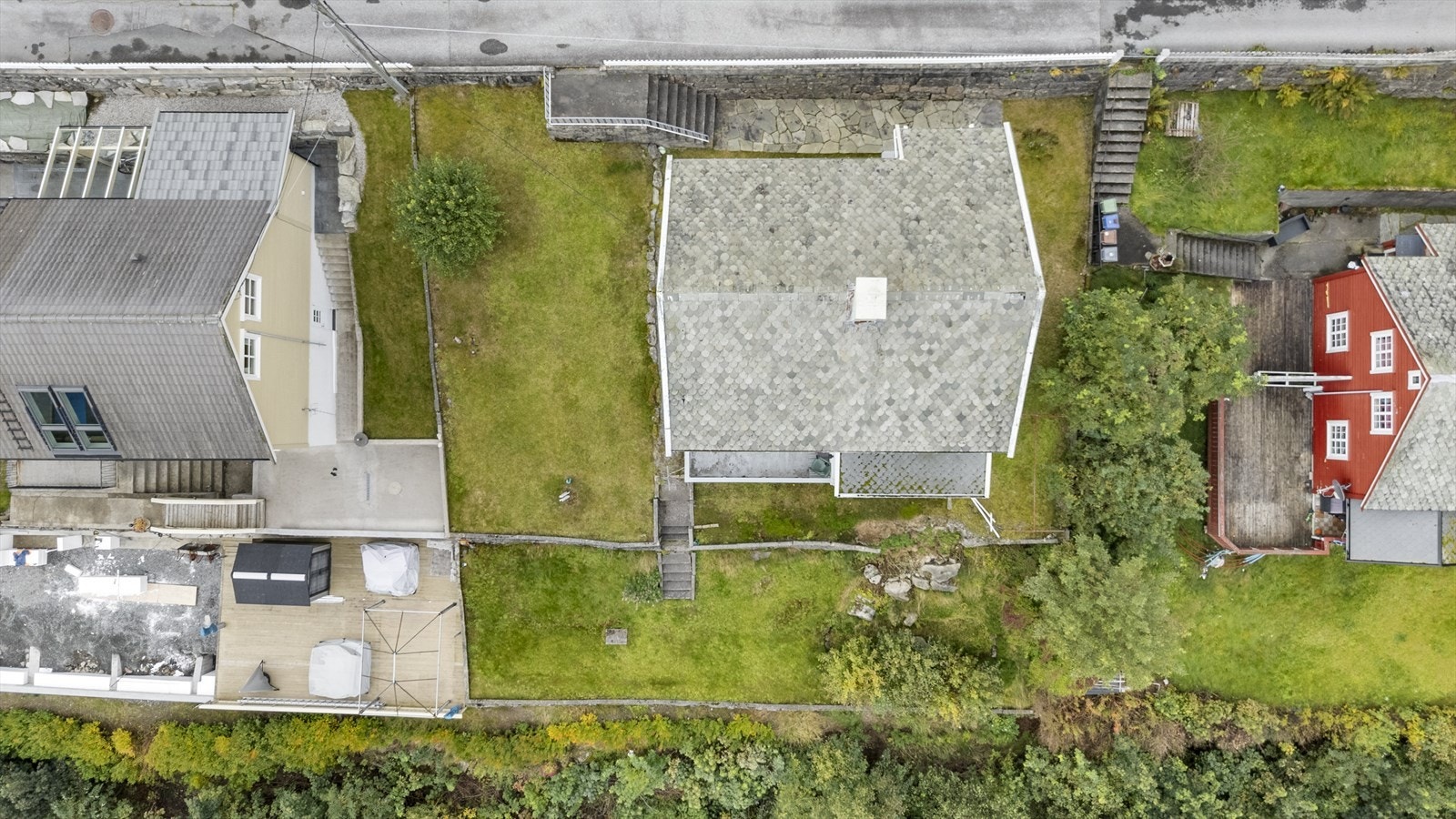 Oversiktsbilde- adkomst ned på tomta via trapp frå kommunal veg Galleribilde