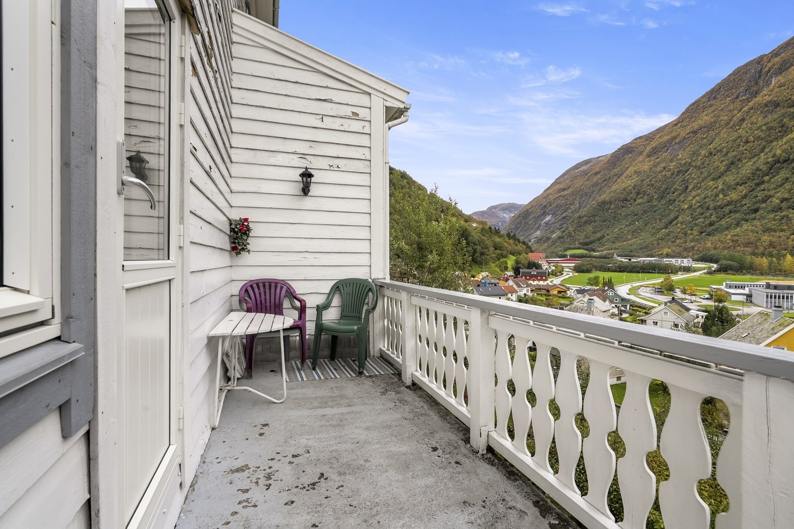 Frå stova på hovedplan er det adkomst ut på balkong Galleribilde