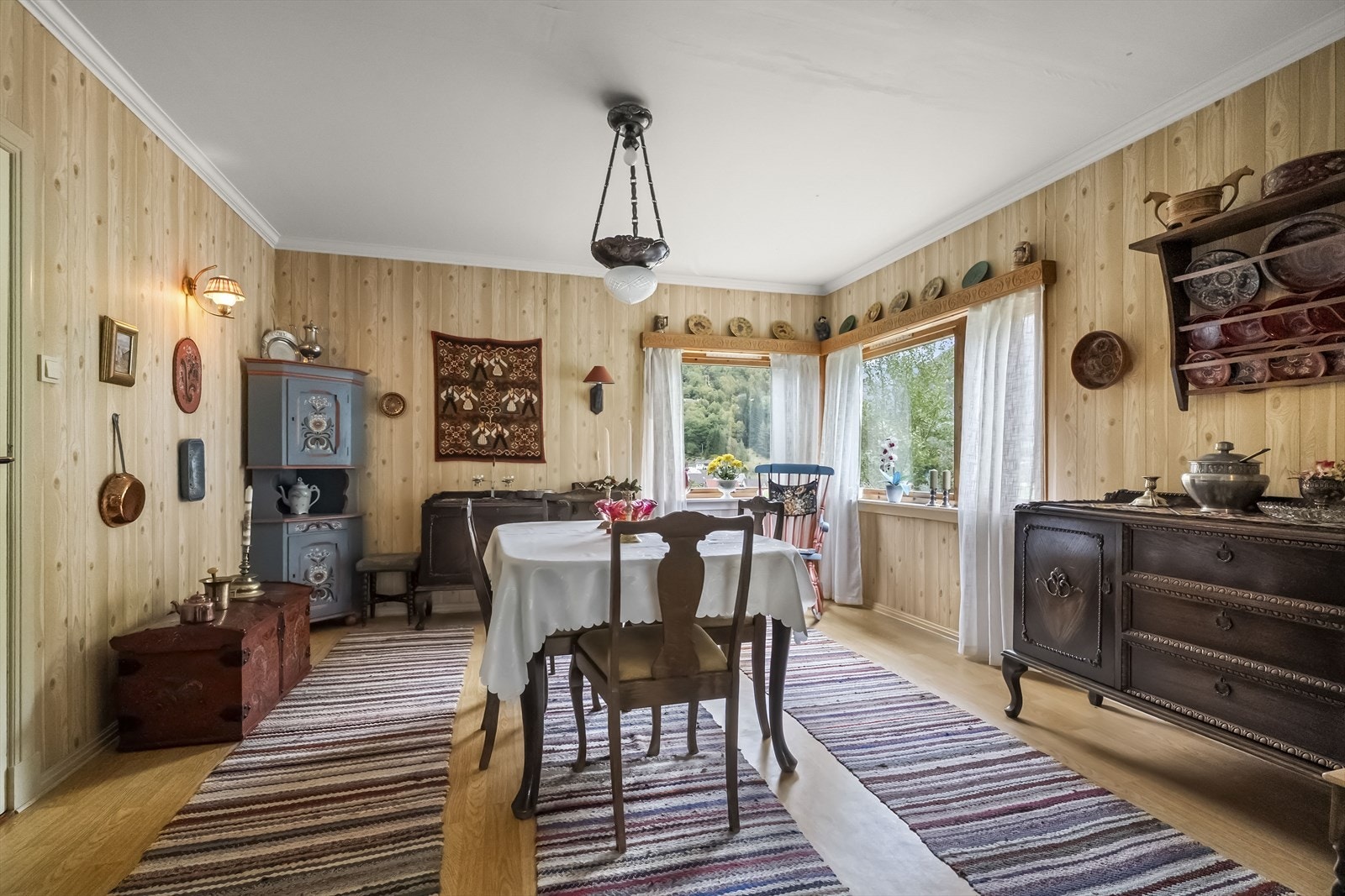 Bustaden har vært i bruk som sommarhus over mange år, og har eldre enkel standard Galleribilde