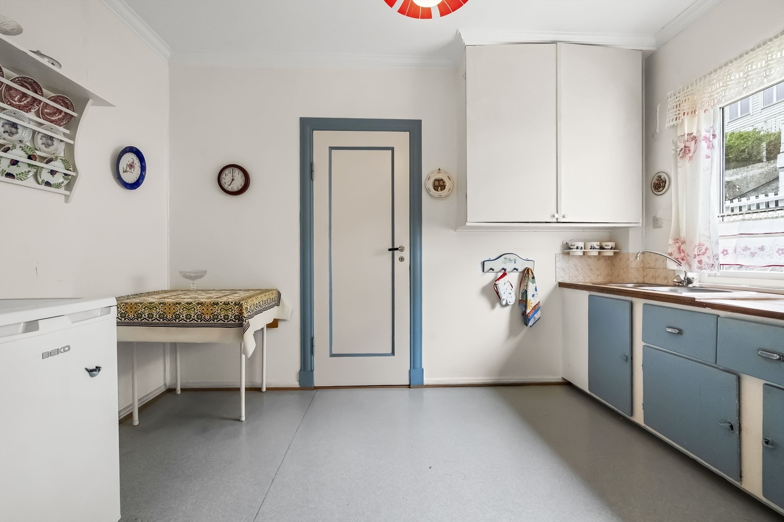 Eldre enkelt kjøkken på hovedplan Galleribilde