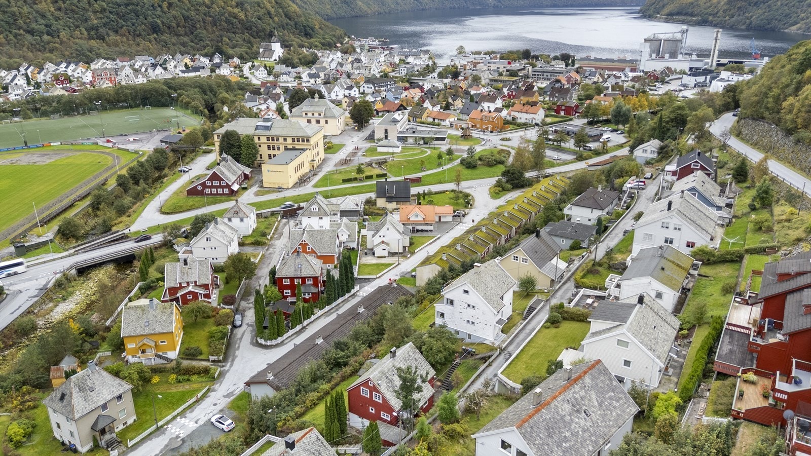 Bustaden ligg sentralt plassert med gangavstand til sentrum, skule og barnehage Galleribilde