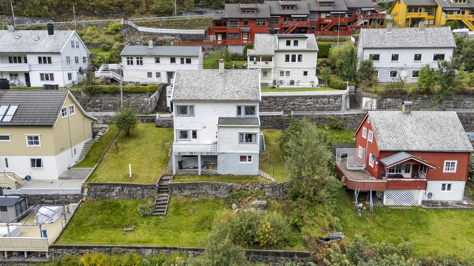 Eigedommen består av einebustad oppført i 1940 - Tomta ligg i skrått terreng og er opparbeida i to terrassar Galleribilde