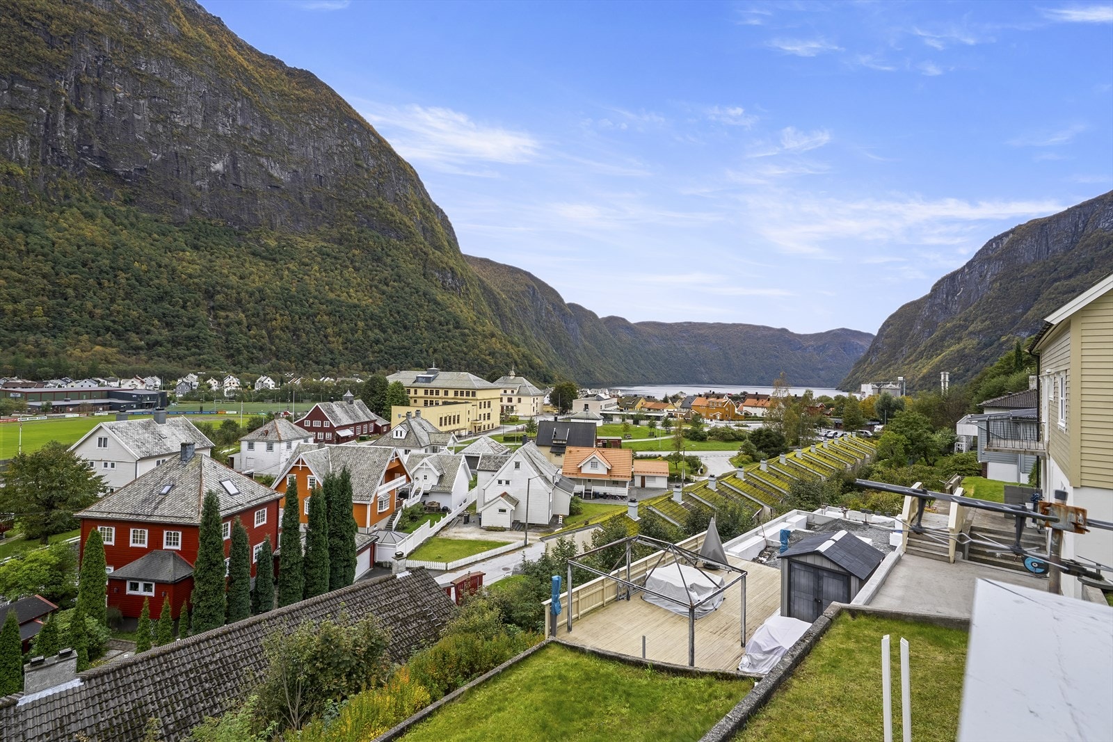 Flott utsikt nedover bygda og mot fjorden Galleribilde