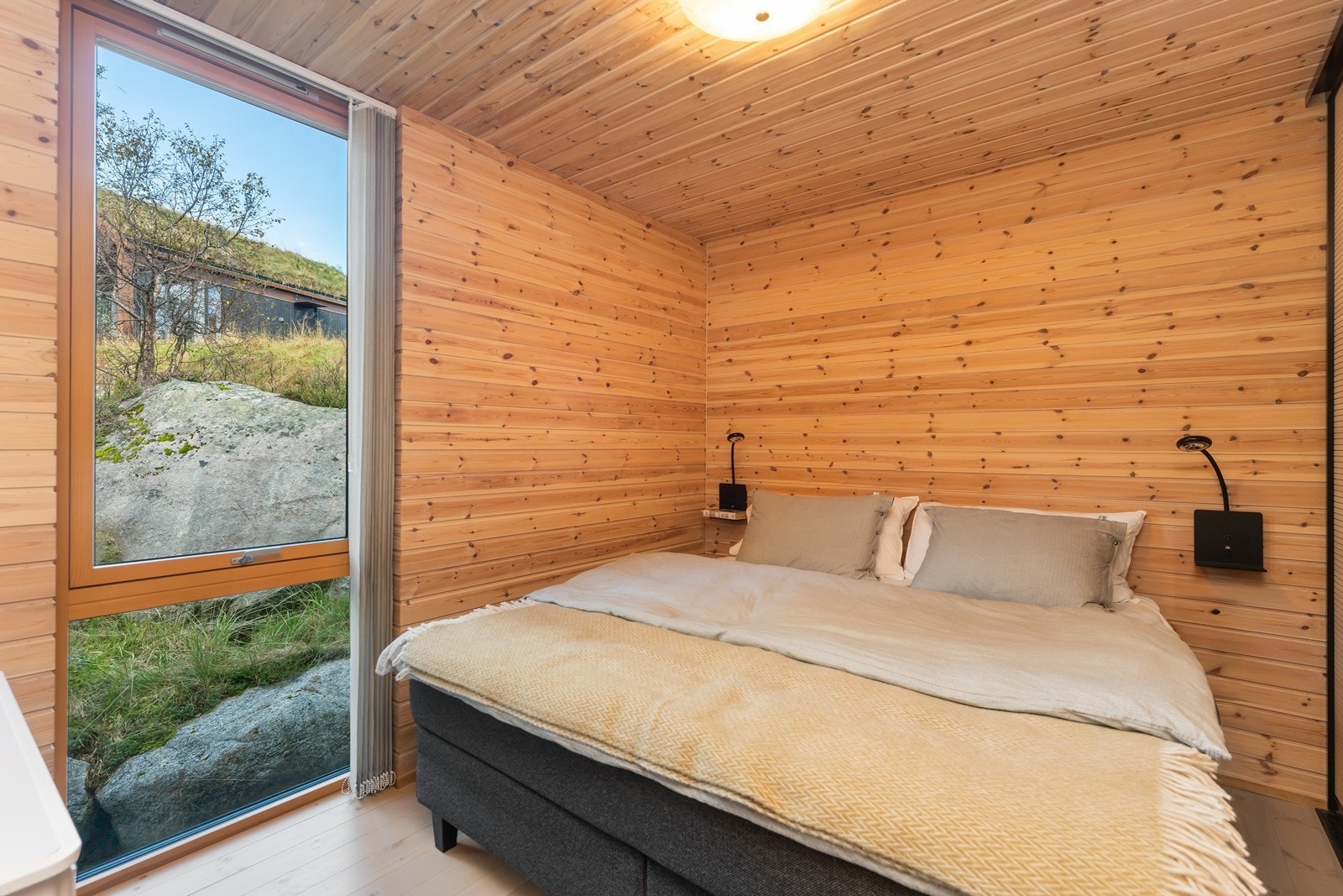 Hovedsoverom med dobbeltseng og garderobe med skyvedør. Galleribilde