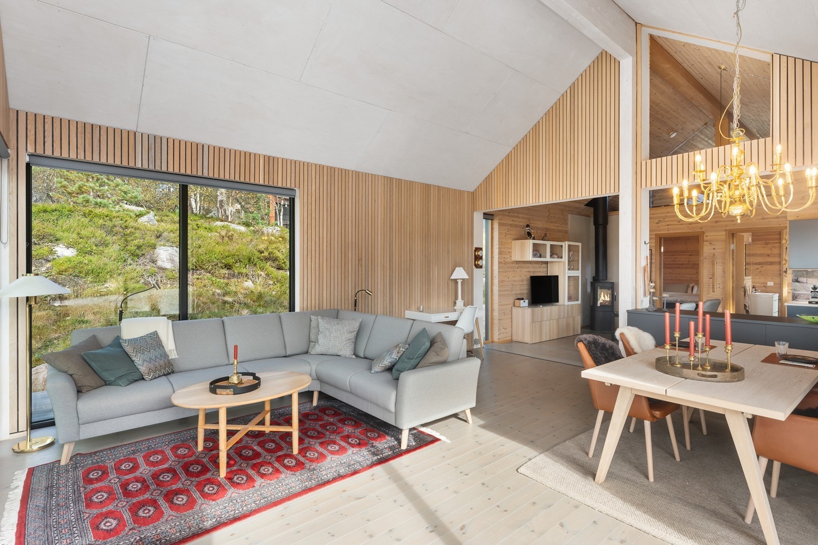 Stua har åpen løsning mot kjøkken. Perfekt for hyggelige måltider og samvær med familie og venner. Galleribilde