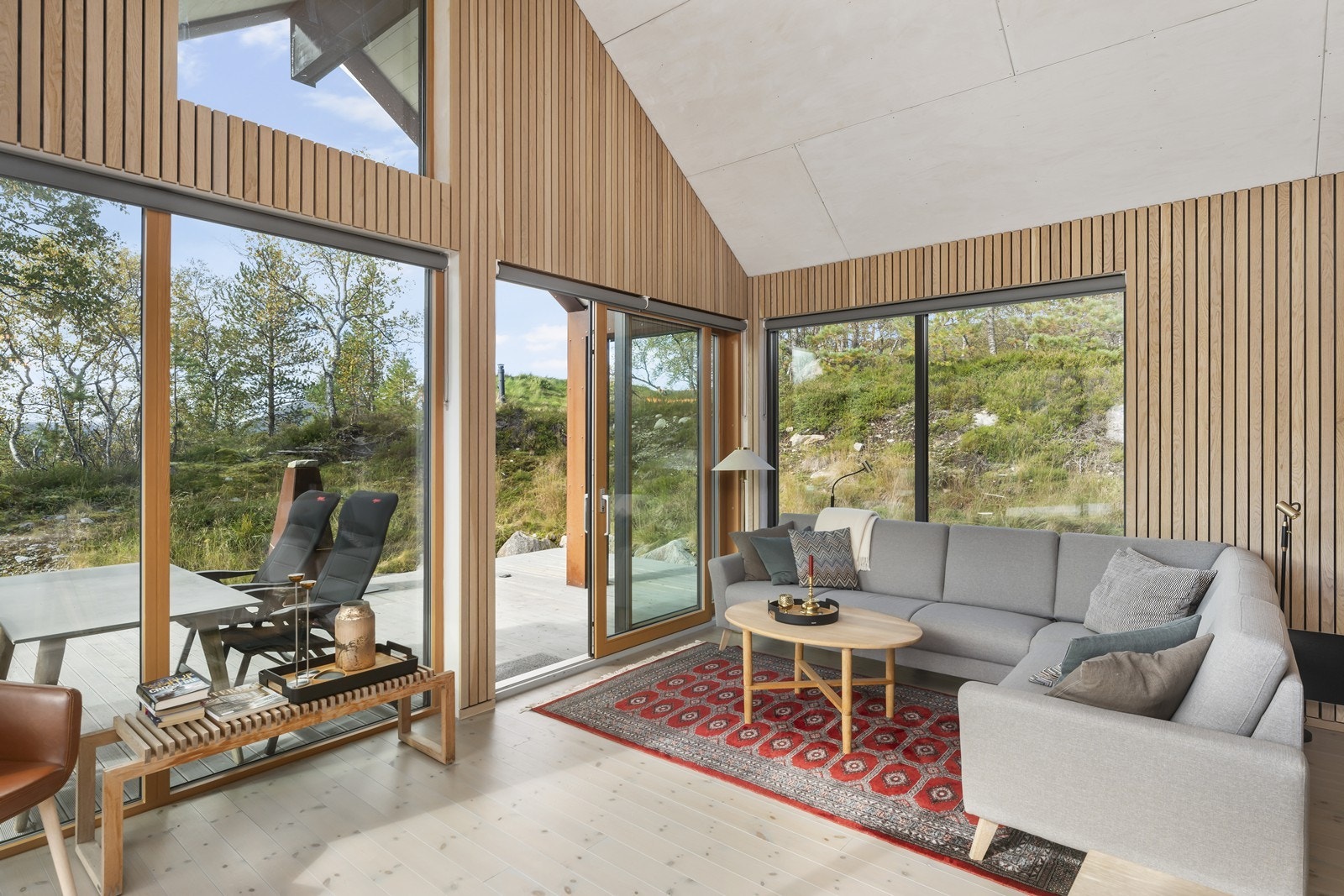 Fra sofakroken kan du nyte flott utsyn mot naturen, enten du vil slappe av med en bok eller bare ta inn omgivelsene. Galleribilde