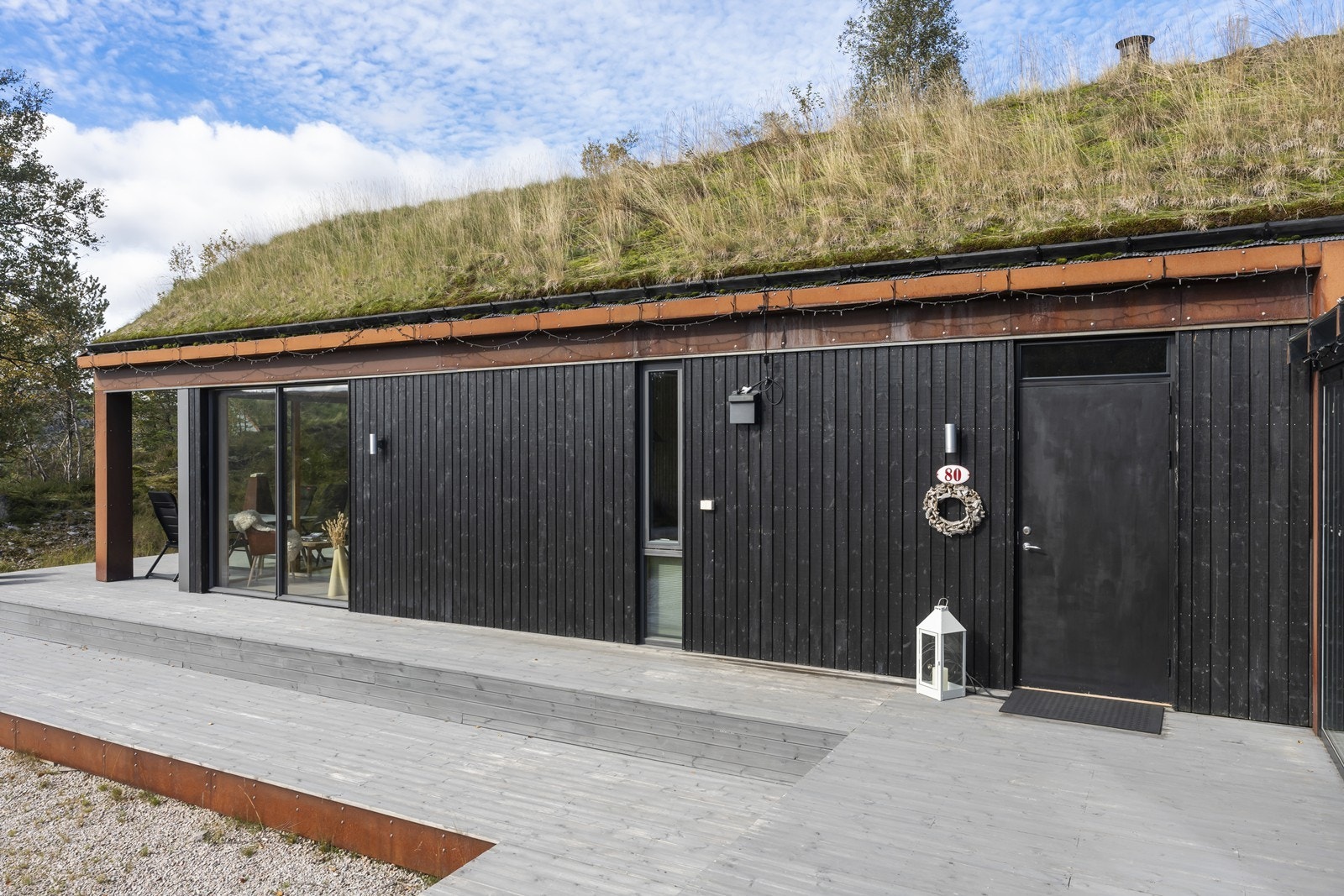 Den er bygget som en fjellhytte med tanke om at den skal tåle vær og vind, og samtidig kreve minimalt med vedlikehold. Galleribilde