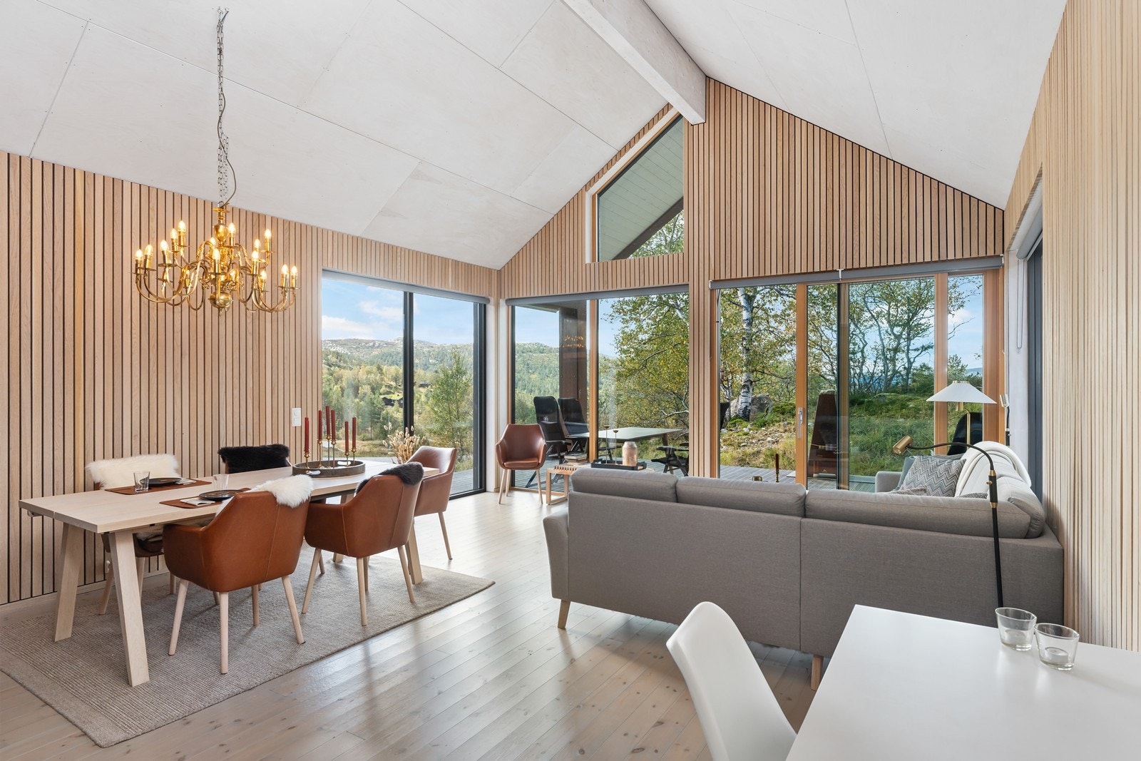 Hytta har en lys og luftig stue! Store vindusflater slipper inn rikelig med dagslys og gir flott utsikt til naturen utenfor. Galleribilde