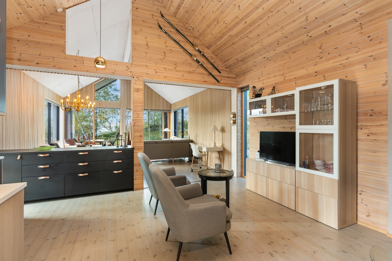 Både kjøkken og stua har ekstra god takhøyde. Bakerst i hytta er romslig hems med sengeplasser Galleribilde