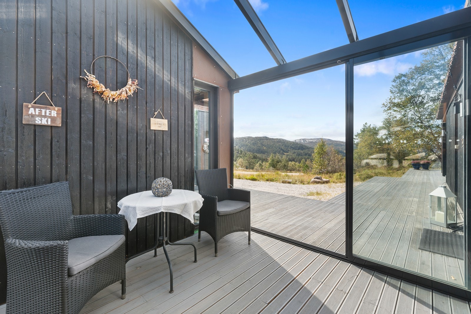 Hagestuen har glasstak og er et herlig sted å tilbringe sene sommerkvelder. Galleribilde