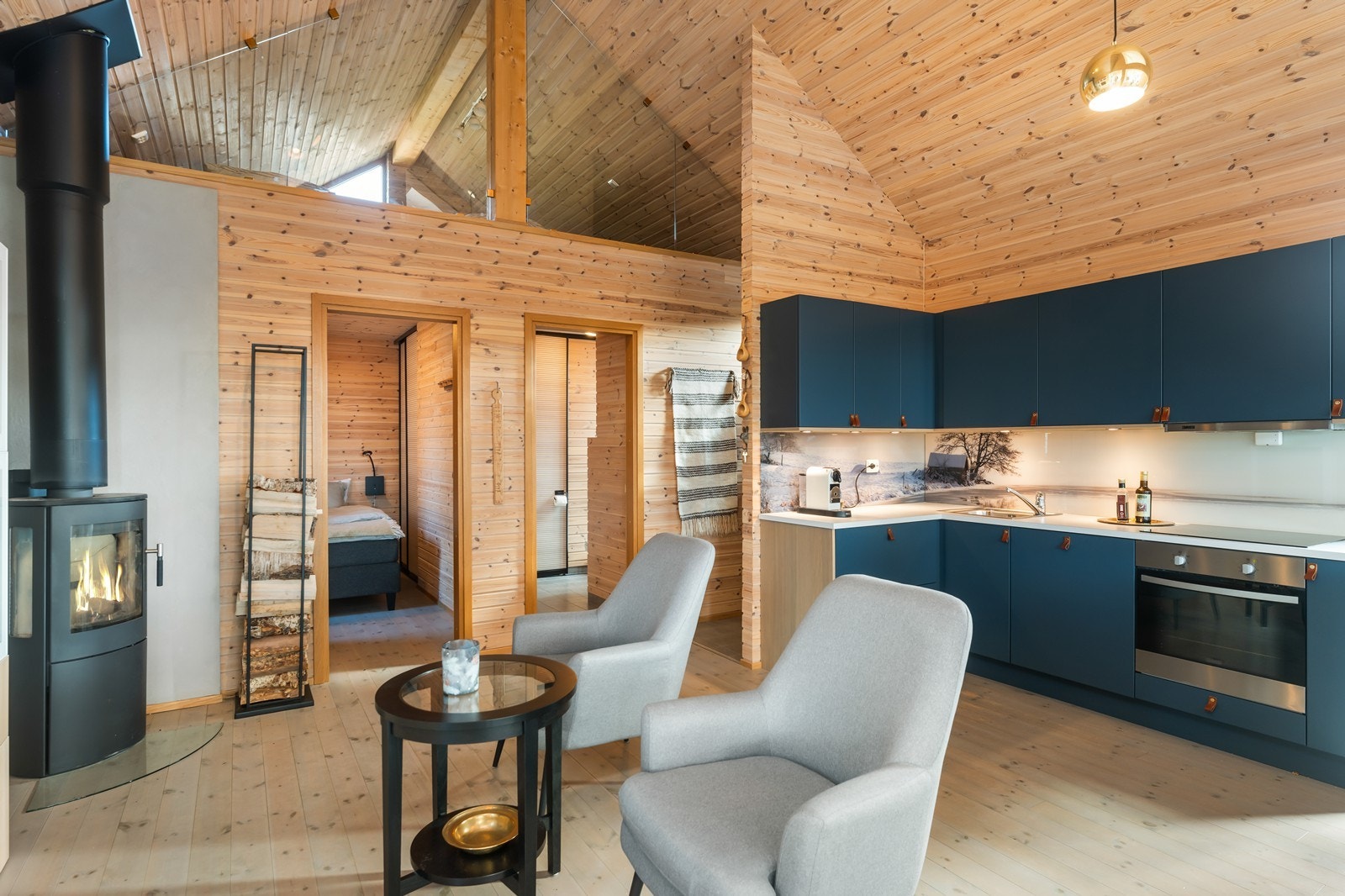 Kjøkkenet er en trivelig sone som er plassert midt i hytta Galleribilde