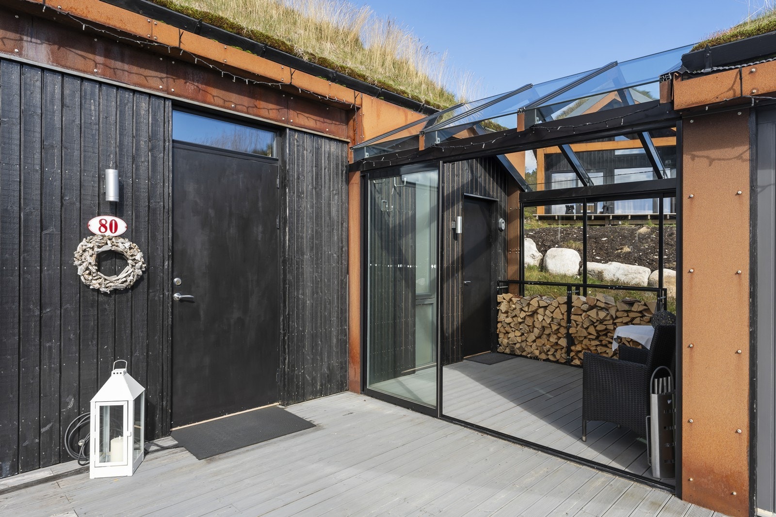 Det medfølger en trivelig hagestue som binder hytta og anneks sammen. Galleribilde