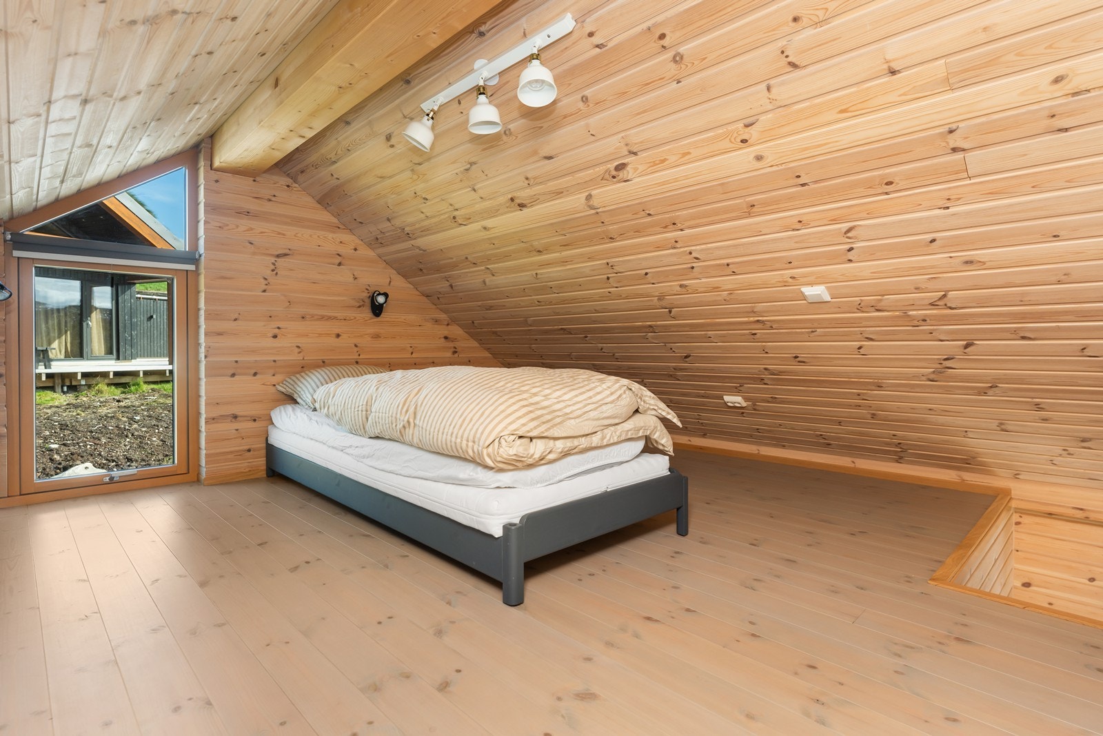 Hems har ikke målbart areal men rommet er perfekt til soverom/ ekstra sengeplasser Galleribilde