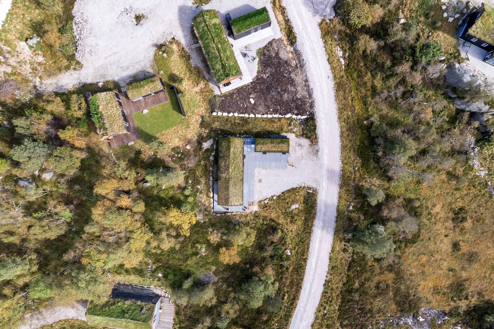 Hytta har en romslig naturtomt med svært gode parkeringsmuligheter. Galleribilde