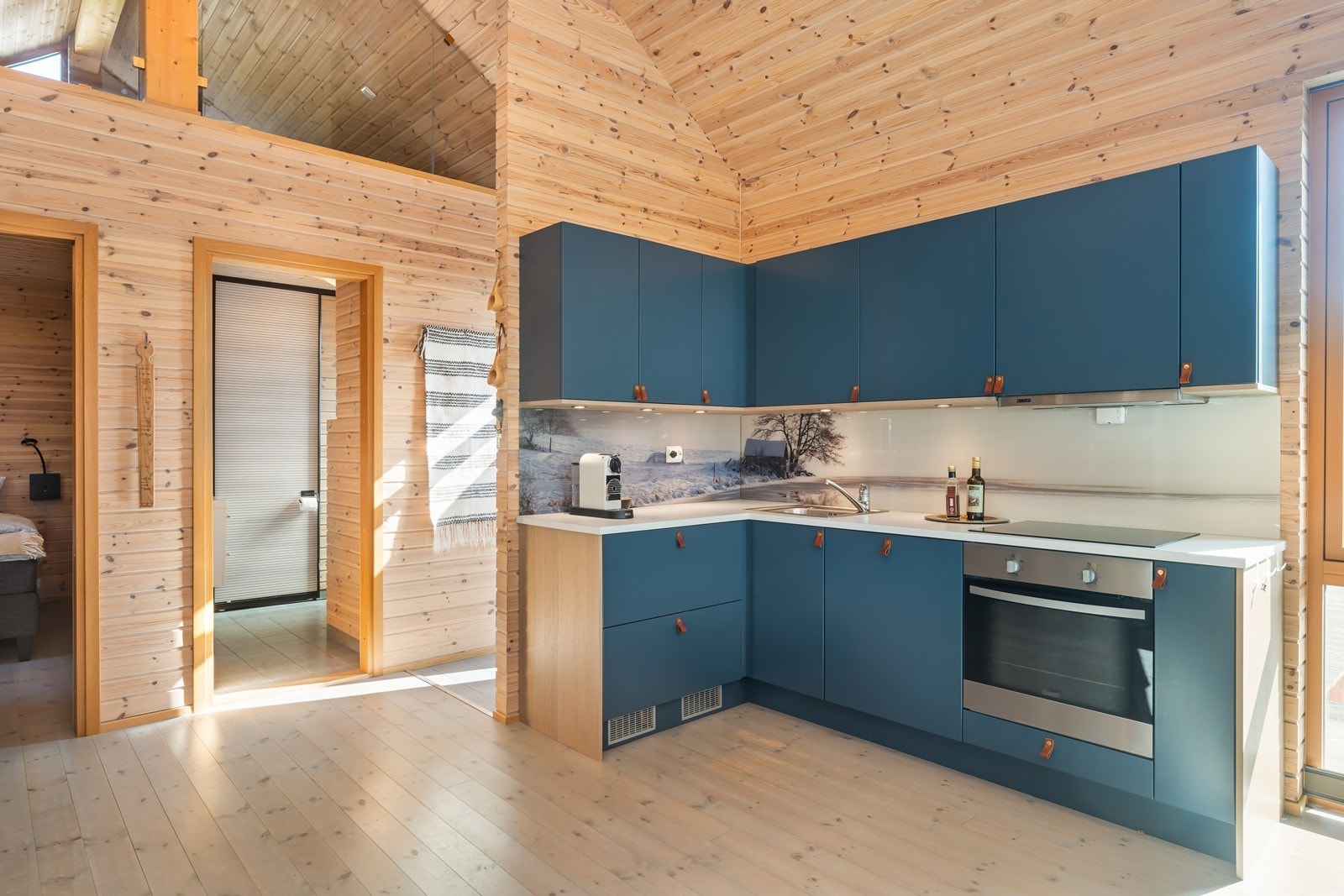 Kjøkken er utstyrt med integrerte hvitevarer. Galleribilde