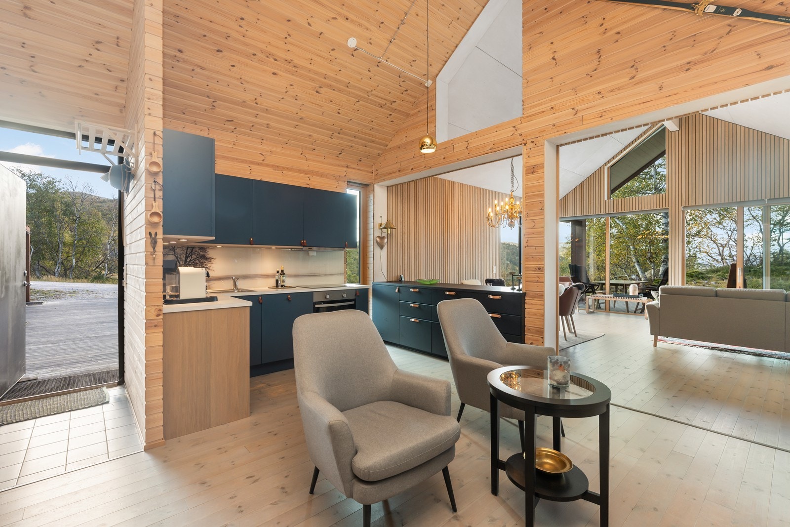 Gangen er flislagt med varmekabler i gulvet. Videre er åpent inn mot kjøkken og stua. Galleribilde