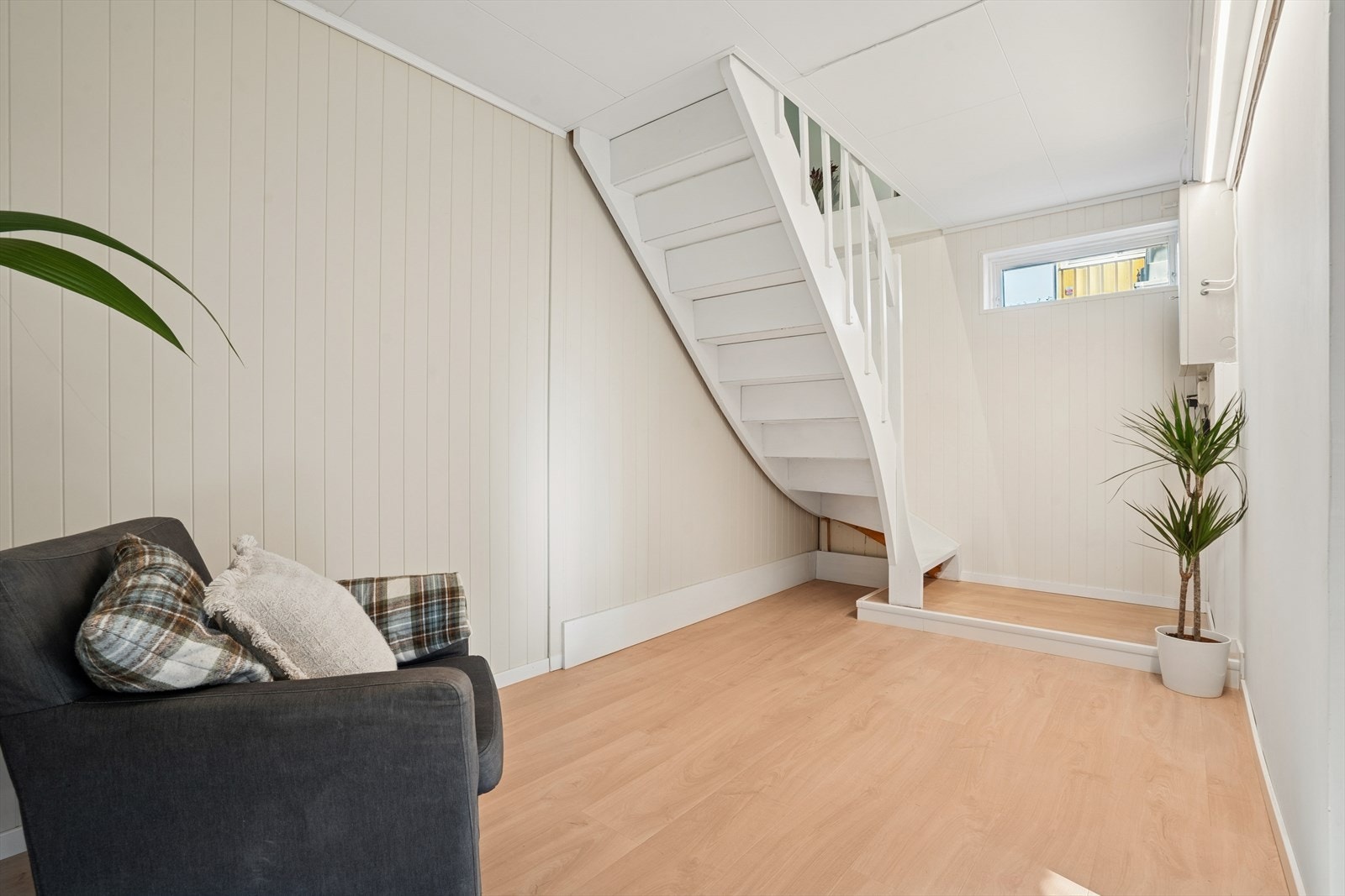 Boligens underetasje inneholder en romslig kjellerstue, vaskerom, toalettrom og et rom som benyttes som soverom (godkjent som bod). Galleribilde