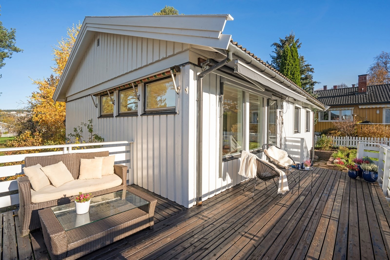 Fra stuen er det utgang til terrasse og videre ut i hagen. Galleribilde