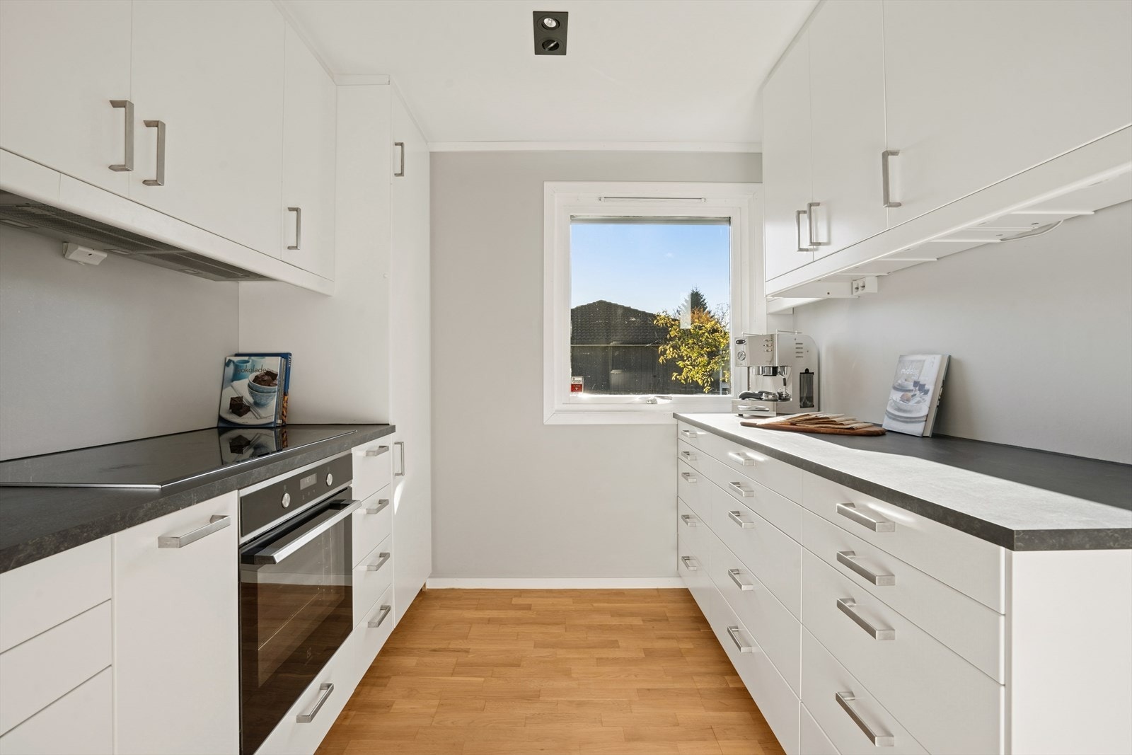 Kjøkkenet er utstyrt med integrerte hvitevarer. Galleribilde