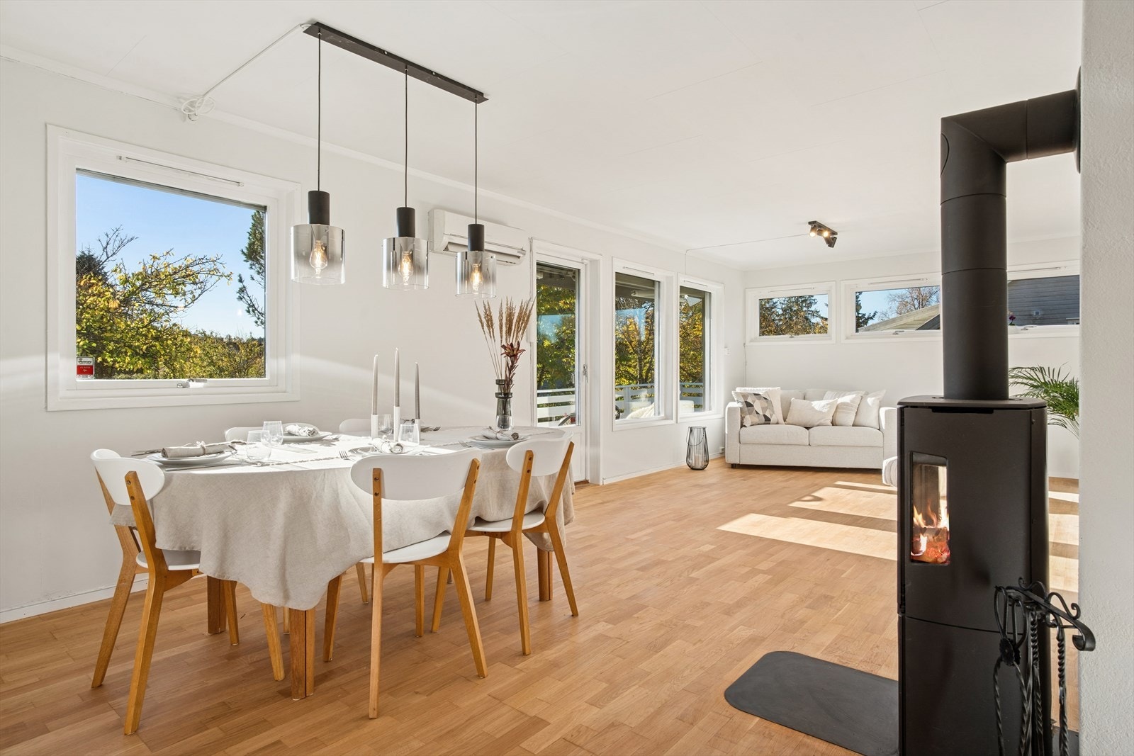 Hyggelig spiseplass i stuen. Galleribilde