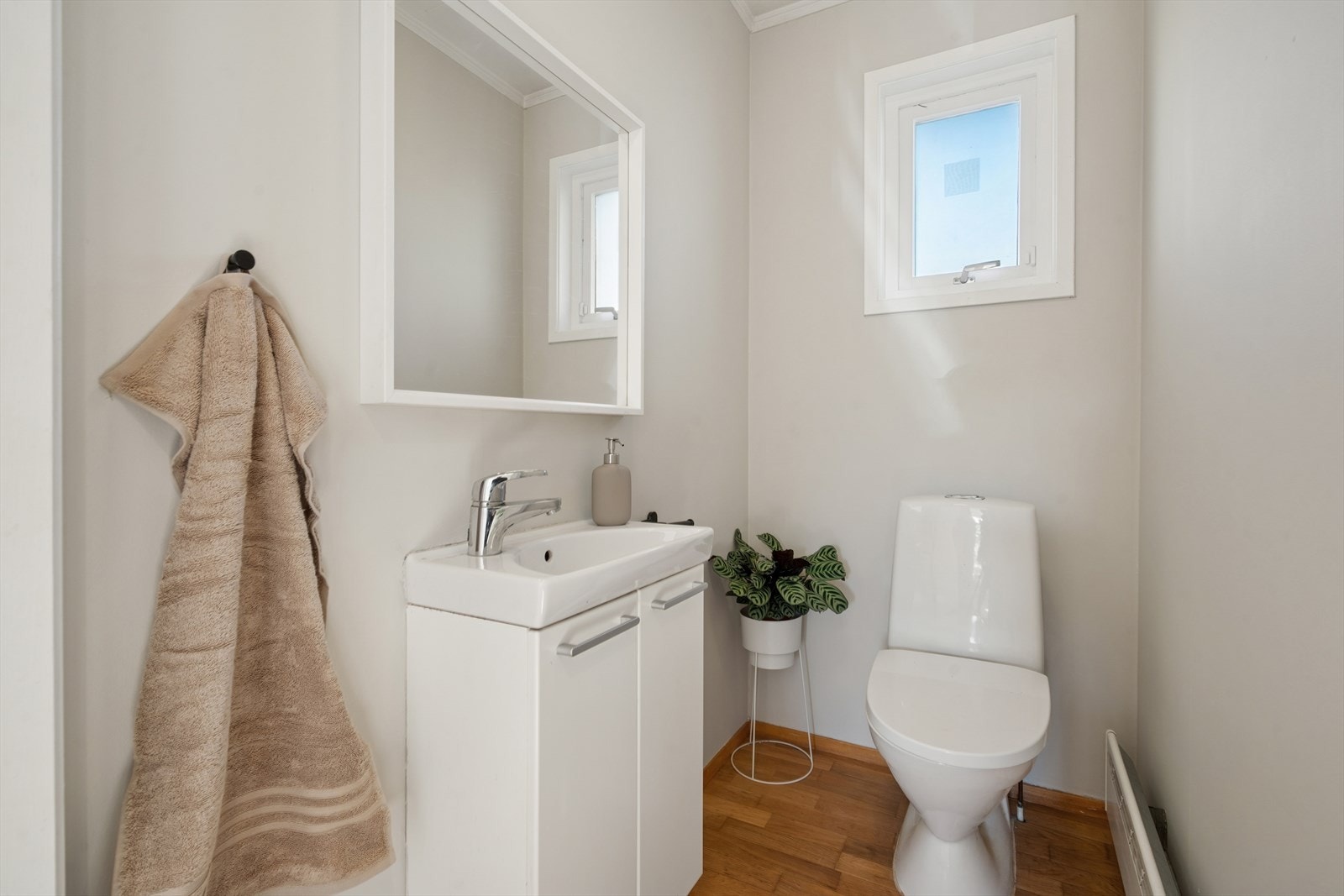 Separat toalettrom i hovedetasjen. Galleribilde