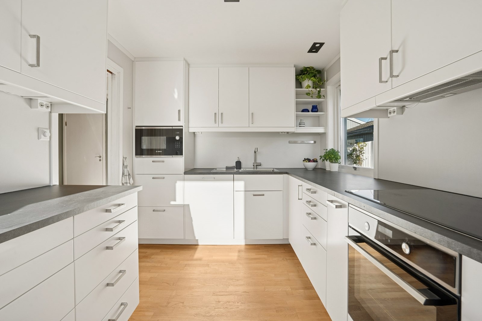 Kjøkkenet har gode kvaliteter som blant annet 90cm platetopp fra Bosch og oppvaskkum fra kvalitetsleverandøren Franke. Galleribilde