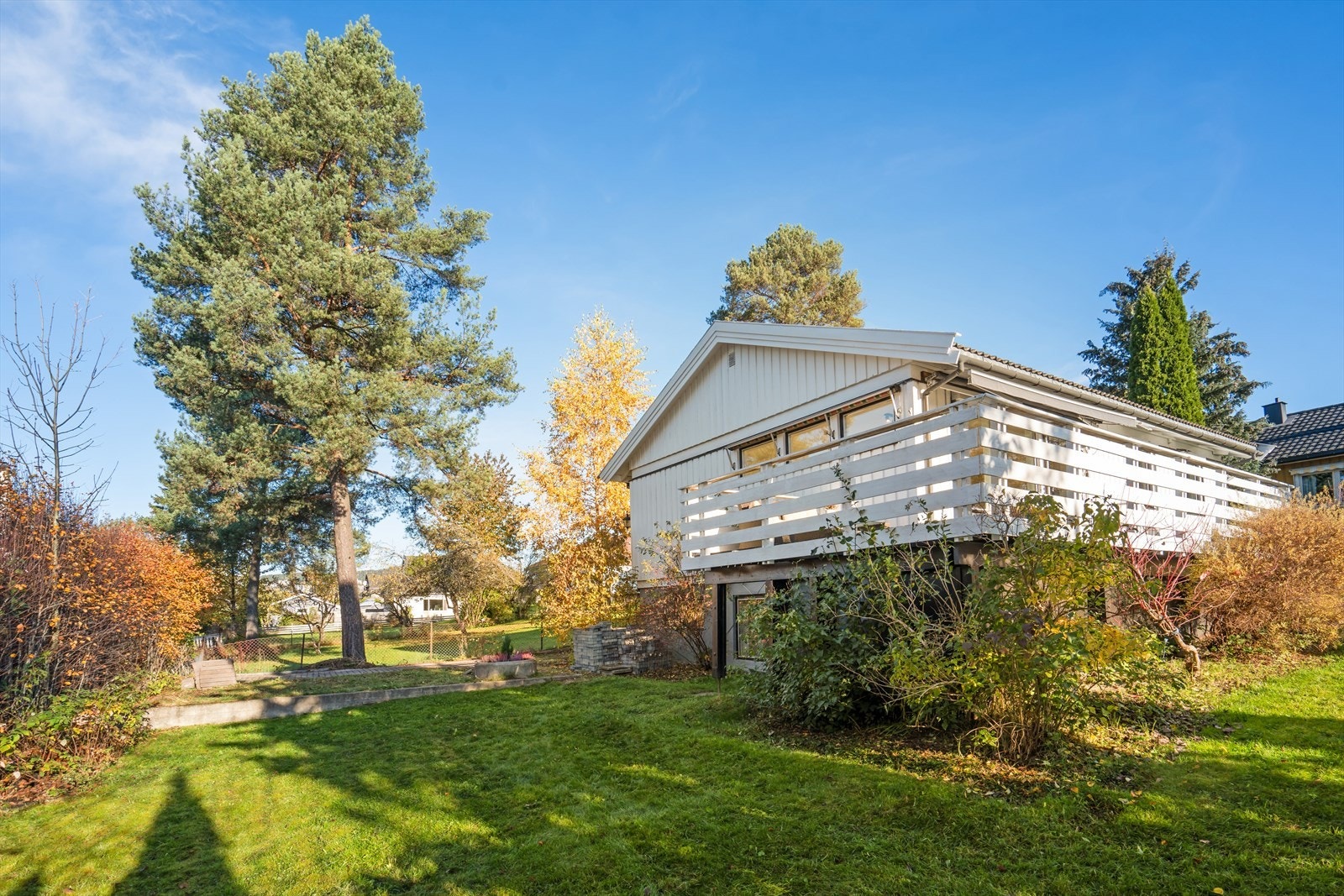 Boligen har en solrik hage som er pent opparbeidet med plen. Galleribilde