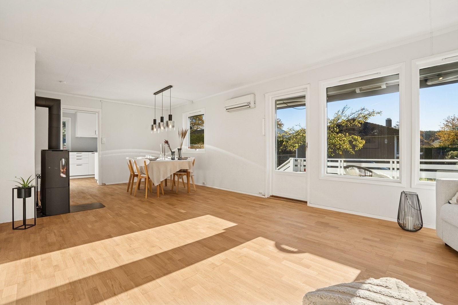 Boligens hovedetasje inneholder entré, baderom, toalettrom, stue, kjøkken og to soverom. Galleribilde