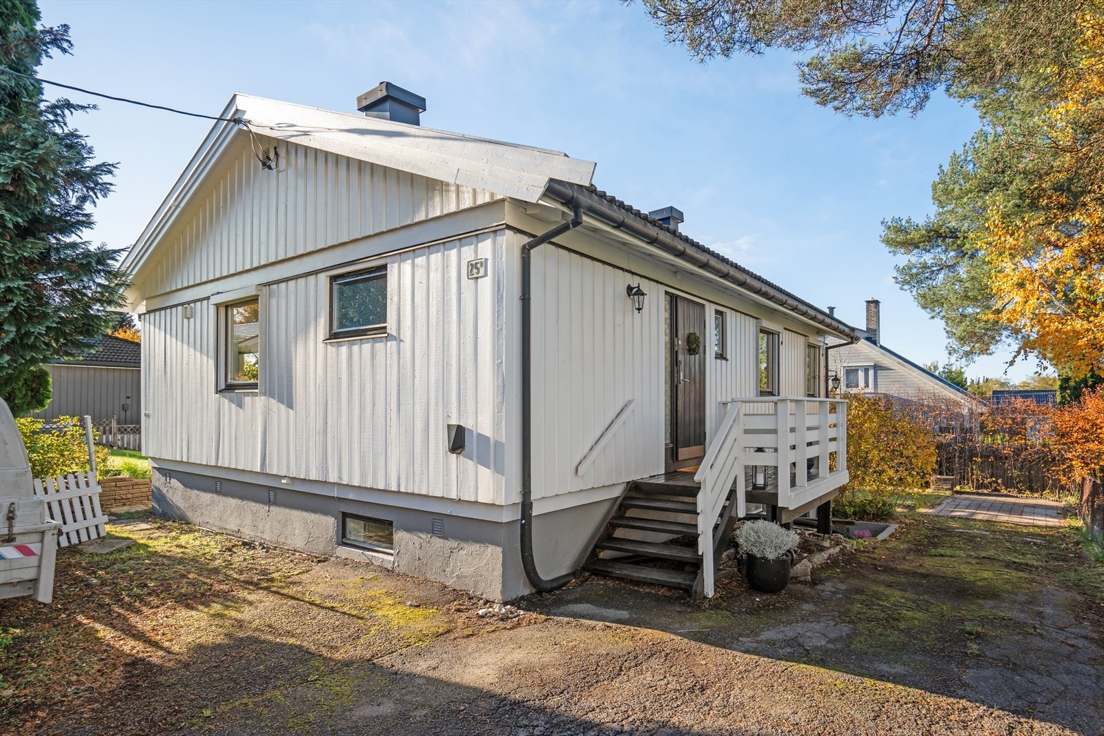 Boligen har en fin planløsning som går over to plan, med to separate innganger. Galleribilde