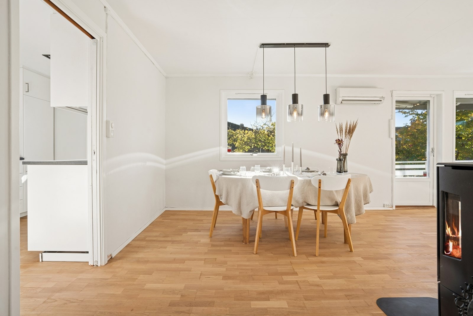 Praktisk løsning med skyvedør mellom stue og kjøkken. Galleribilde