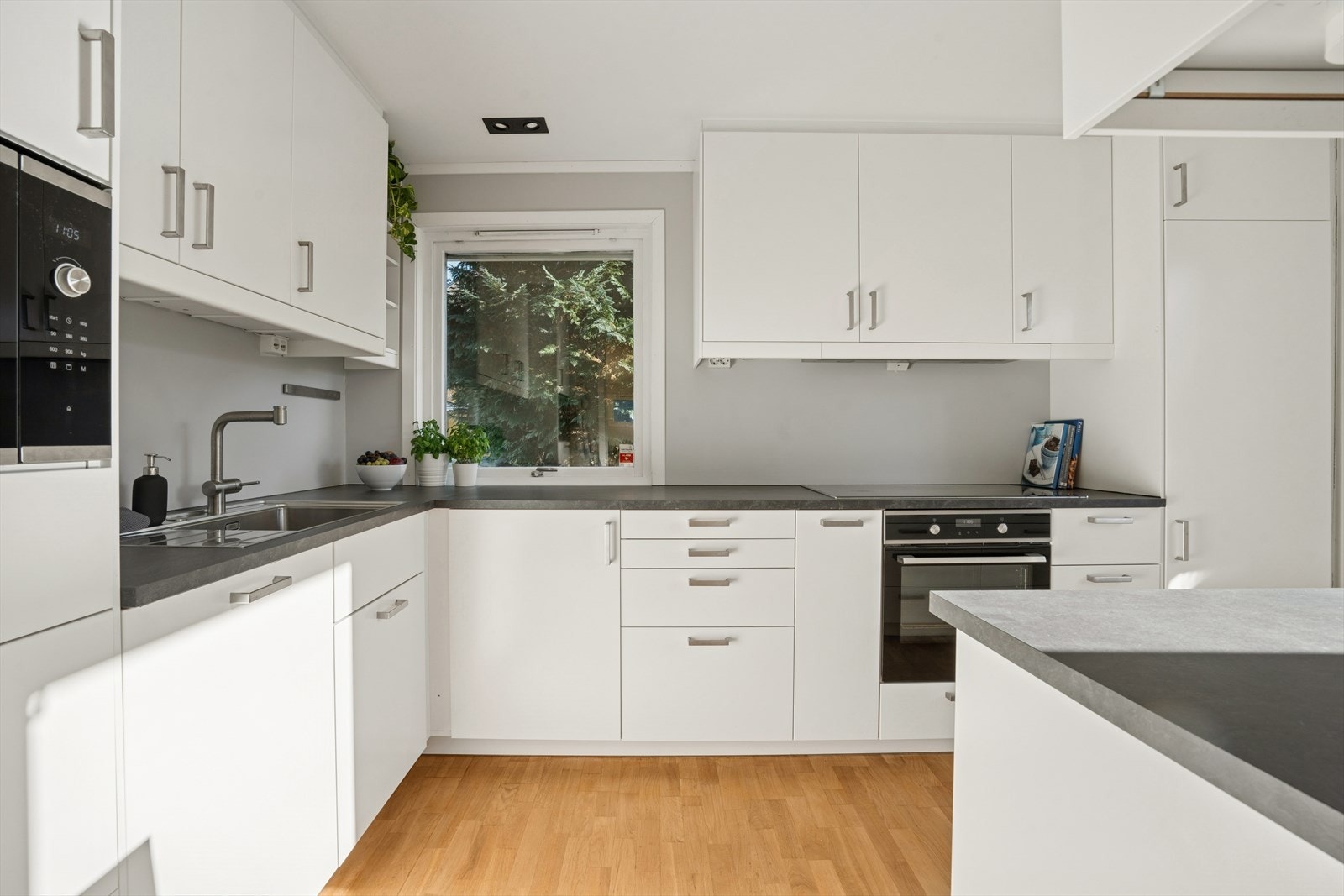 Romslig kjøkken med god skap- og benkeplass. Galleribilde