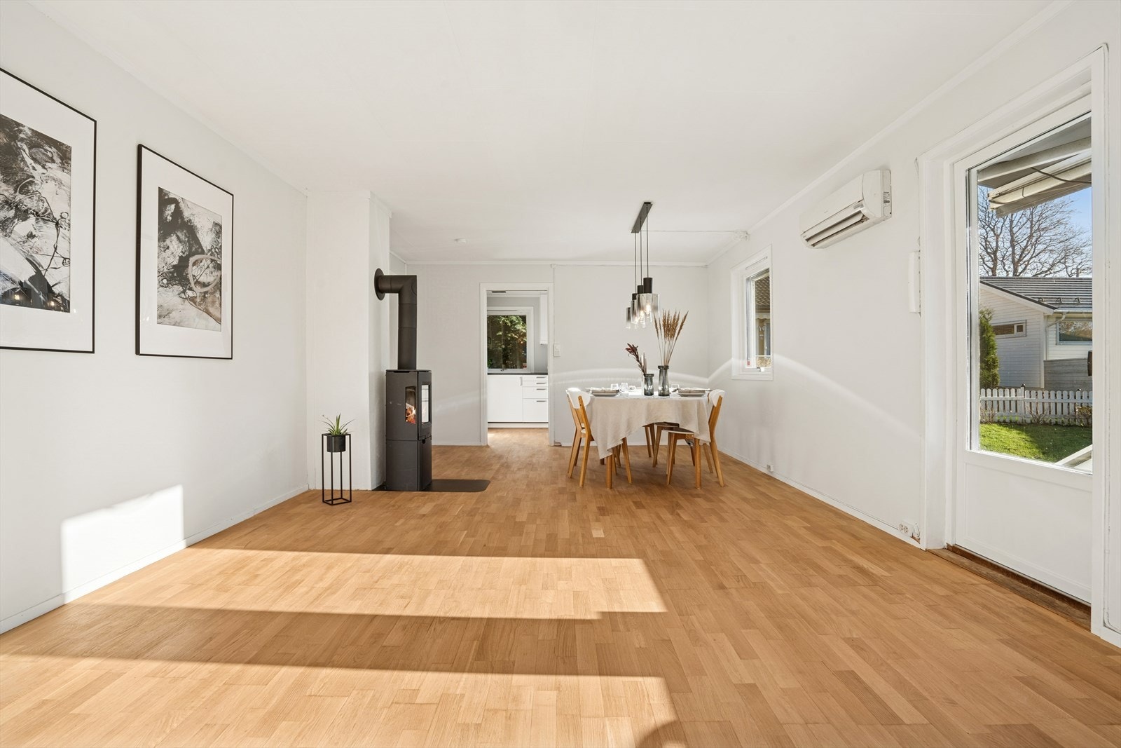 Det er installert vedovn og varmepumpe i stuen. Galleribilde