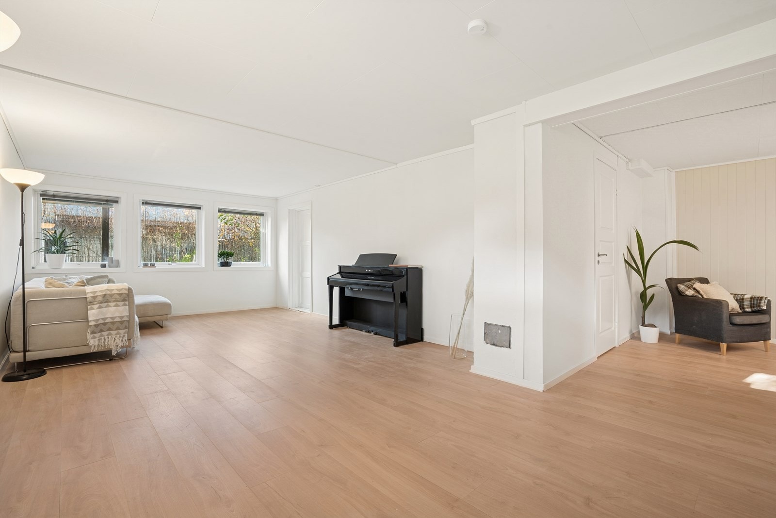 Romslig kjellerstue med gode møbleringsmuligheter. Det er varmekabler i hele kjellerstuen og gangen. Galleribilde