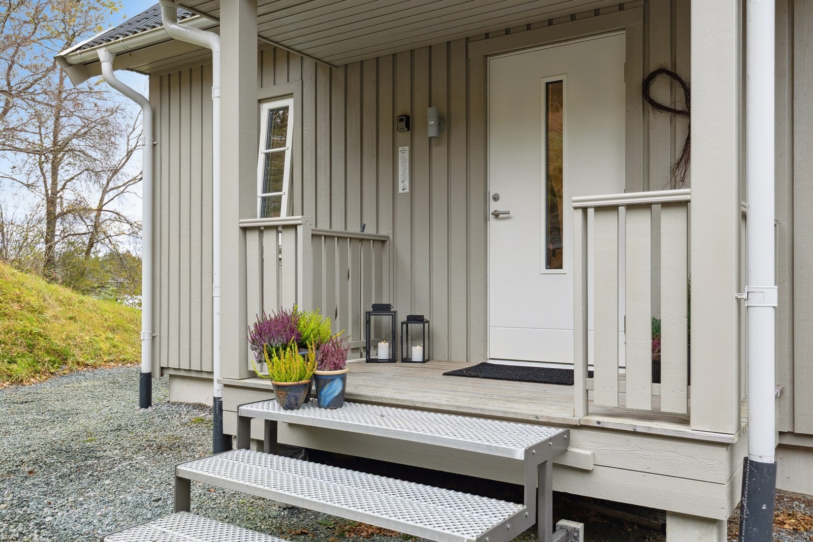 Pent overbygget inngangsparti. Velkommen inn! Galleribilde