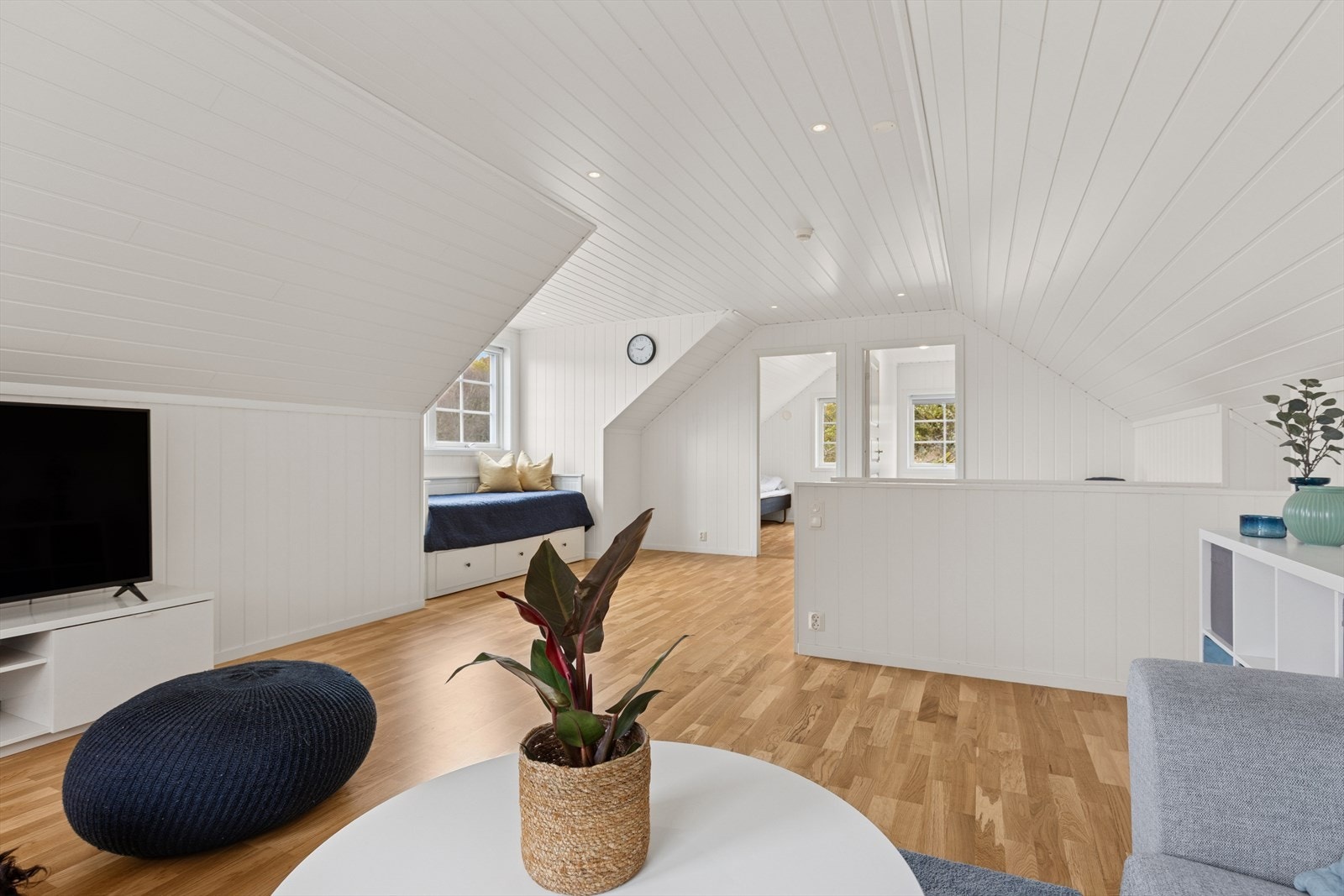 Den store, lyse stuen i 2 etasje har mange muligheter. Her setter kun fantasien grensene! Downlights i himling. Galleribilde