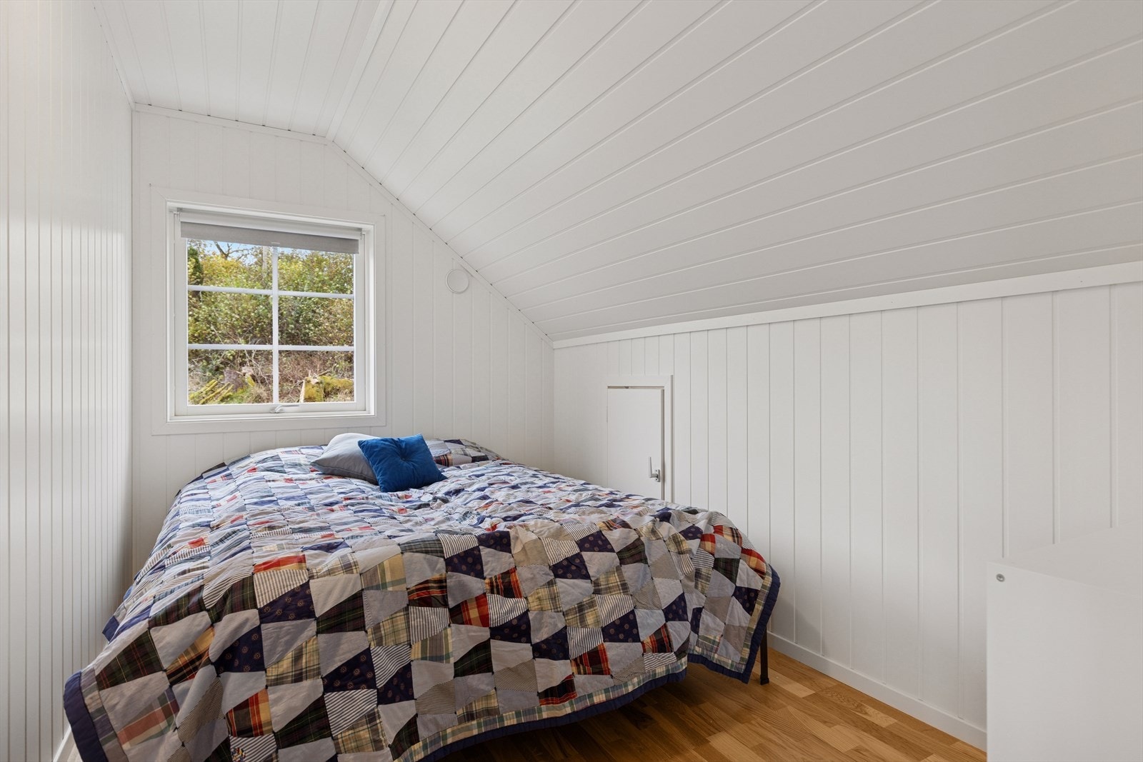 Det er to like store soverom i 2. etasje. Begge fremstår som lyse og pene. God plass til møblering. Galleribilde