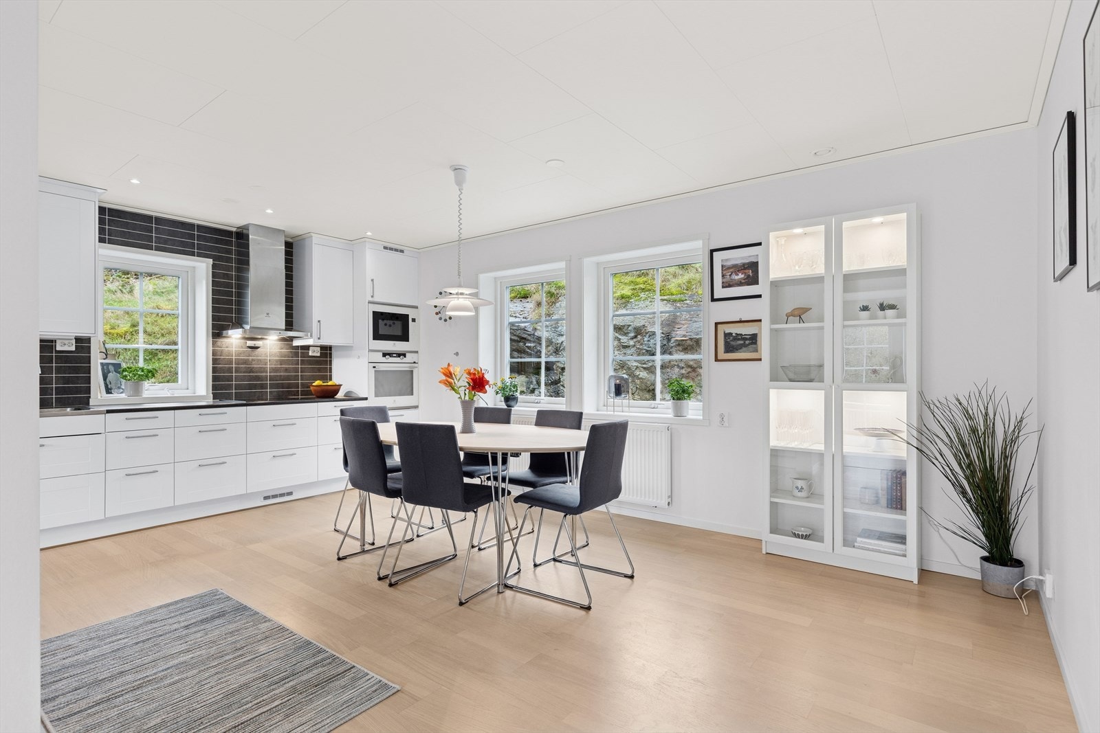 Lys og luftig kjøkken/spisestue. Vegghengt ovn som varmer godt året rundt! Galleribilde