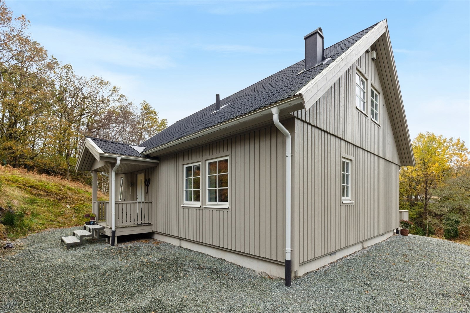 Praktisk grusbelagt vei rundt huset. Galleribilde