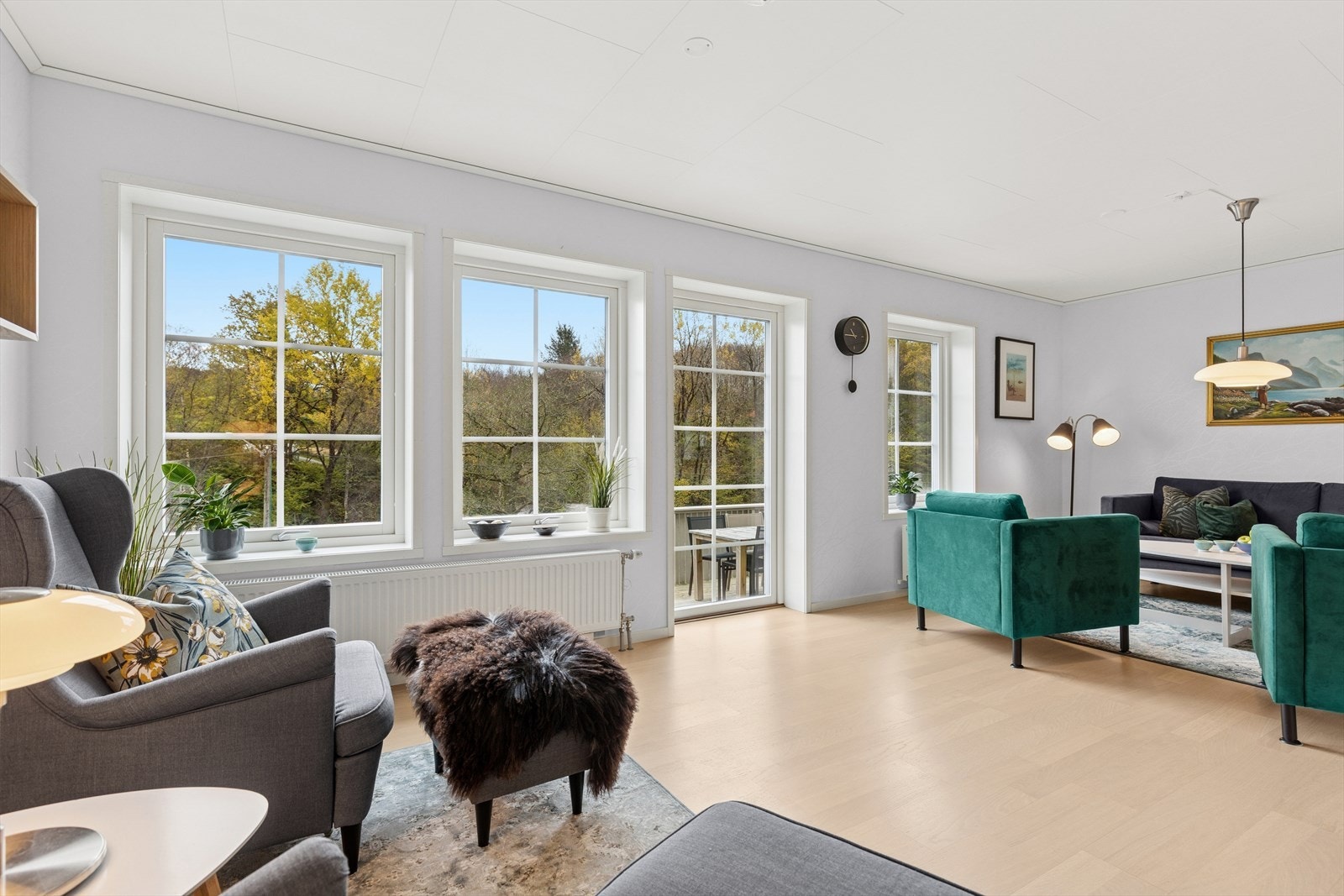 Store vindusflater som gir godt naturlig lys Galleribilde