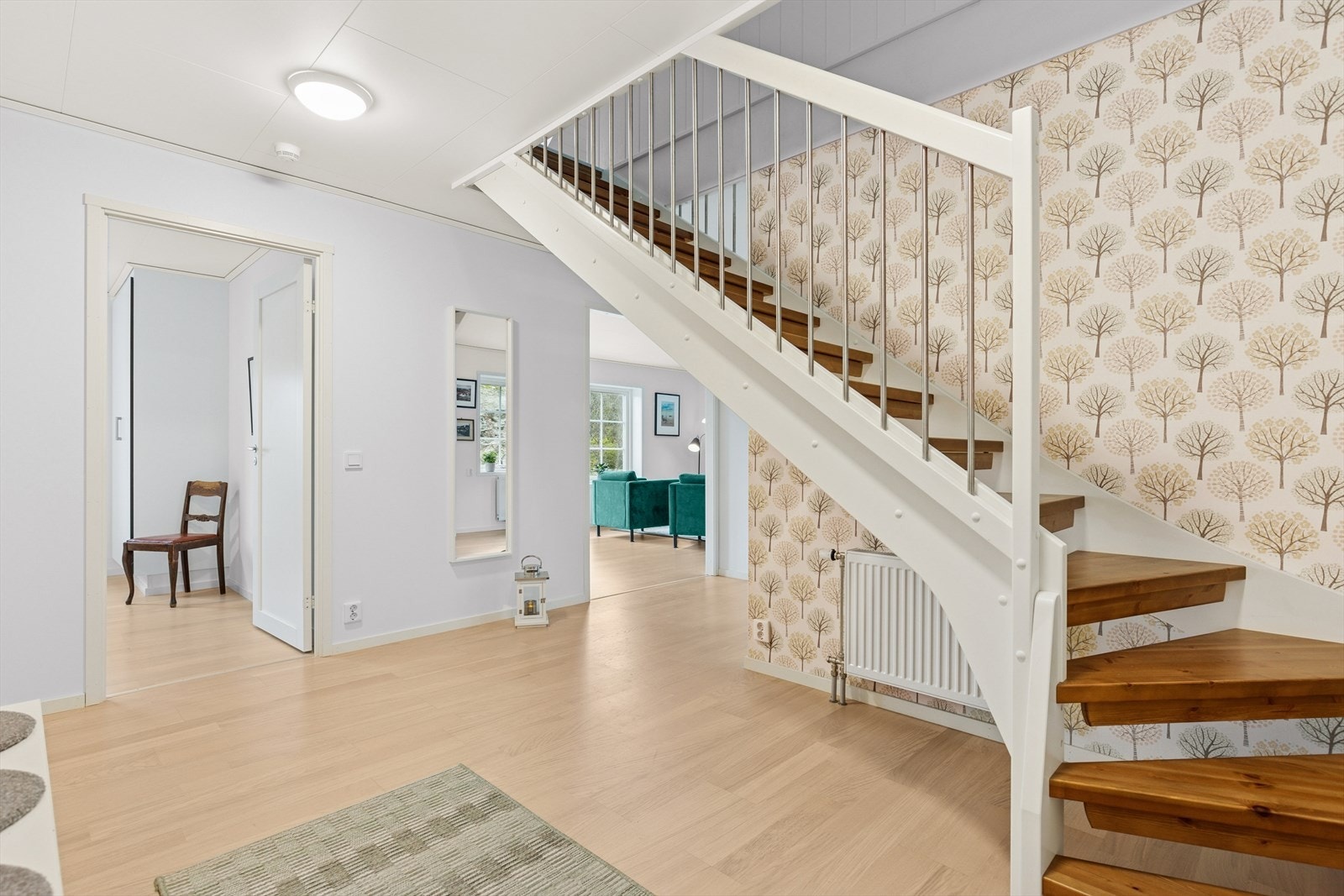 Entre/ hall med trappeoppgang til andre etasje Galleribilde