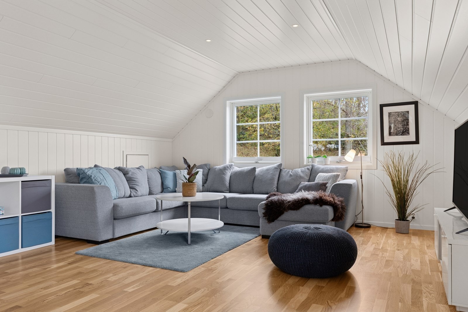 Stuen i 2. etasje fremstår som et koselig oppholdsrom for store og små og er et meget kjekt supplement til stuen i 1. etasje. Her er det godt belyst og plass til sofa, salongbord og tv-opplegg. Galleribilde