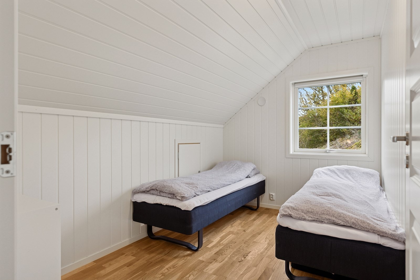 Praktisk soverom i 2. etasje med gode muligheter. Galleribilde