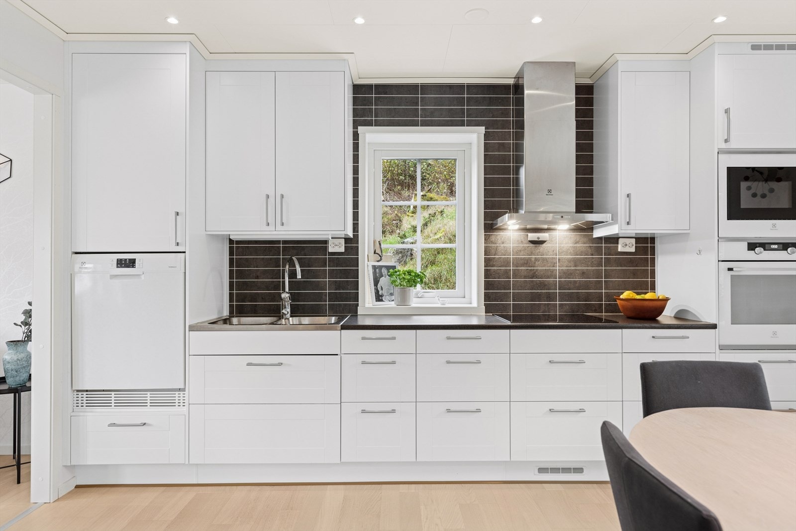 Kjøkkenet er lyst og innbydende og har innredning med profilerte fronter. Galleribilde