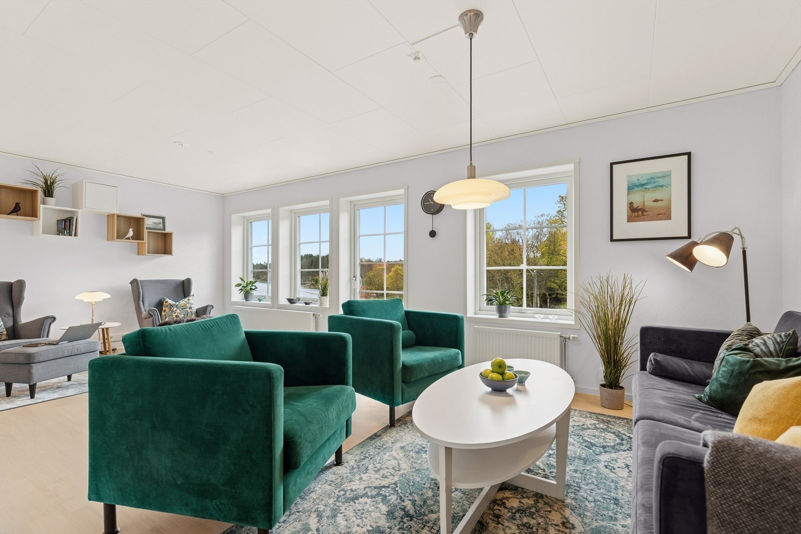 Stuen i 1. etasje fremstår lys og luftig. Plass til flere sittegrupper Galleribilde