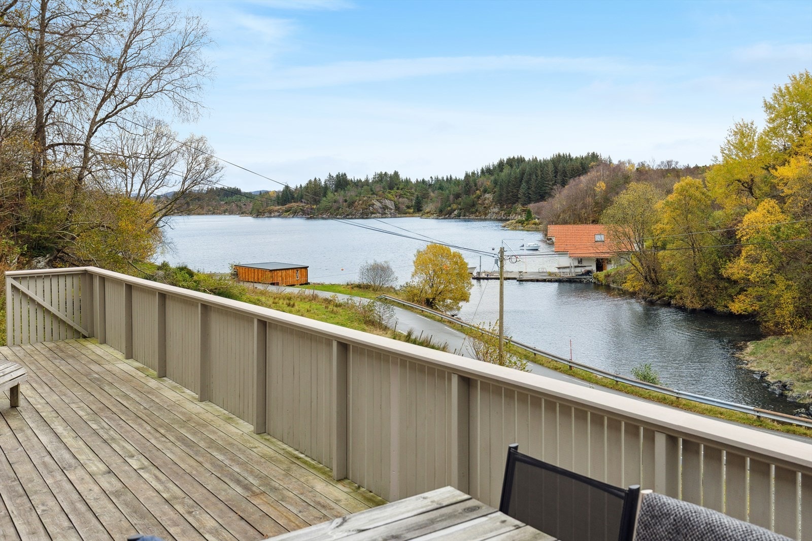 Fra terrassen har man fin utsikt mot sjøen og nærliggende natur. Beliggenheten gir et åpent preg med vannspeil og grøntområder i horisonten. Galleribilde