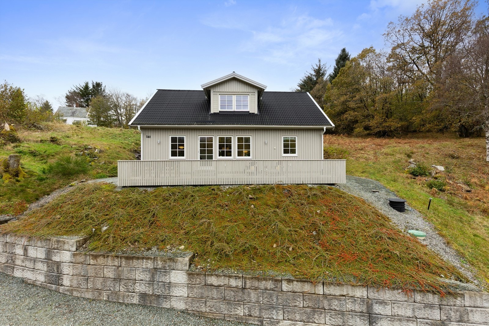 Praktisk bolig som ligger fint til på en høyde i landlige omgivelser. Galleribilde