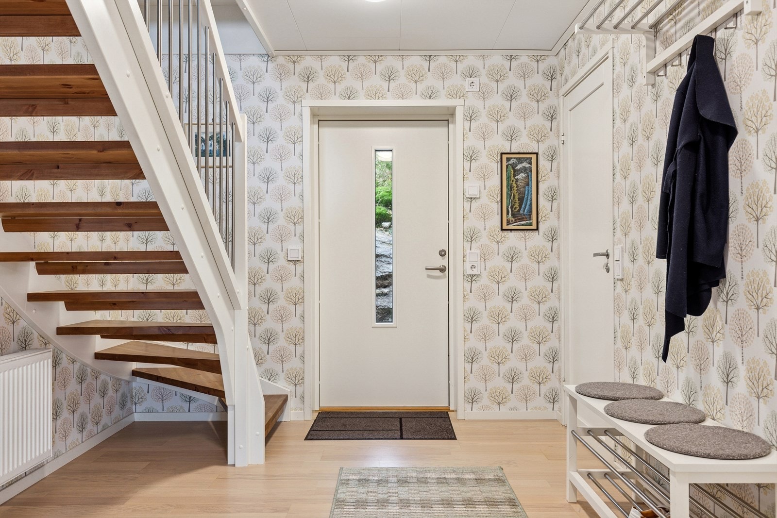 Praktisk og lys gang med god plass til oppbevaring av yttertøy, sko etc. Galleribilde