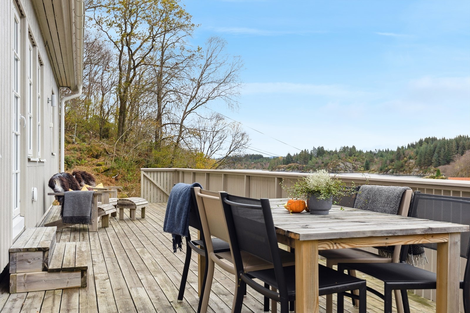 Rett ut i naturen! Stor og god terrasse med mange møbleringsmuligheter. Galleribilde