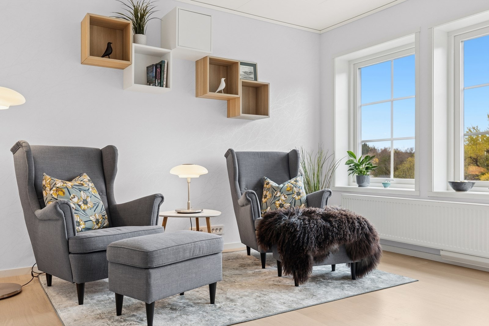 I stuen er det god plass til å nyte en kopp kaffe mens du ser ut over sjøen og det vakre naturlandskapet. Galleribilde