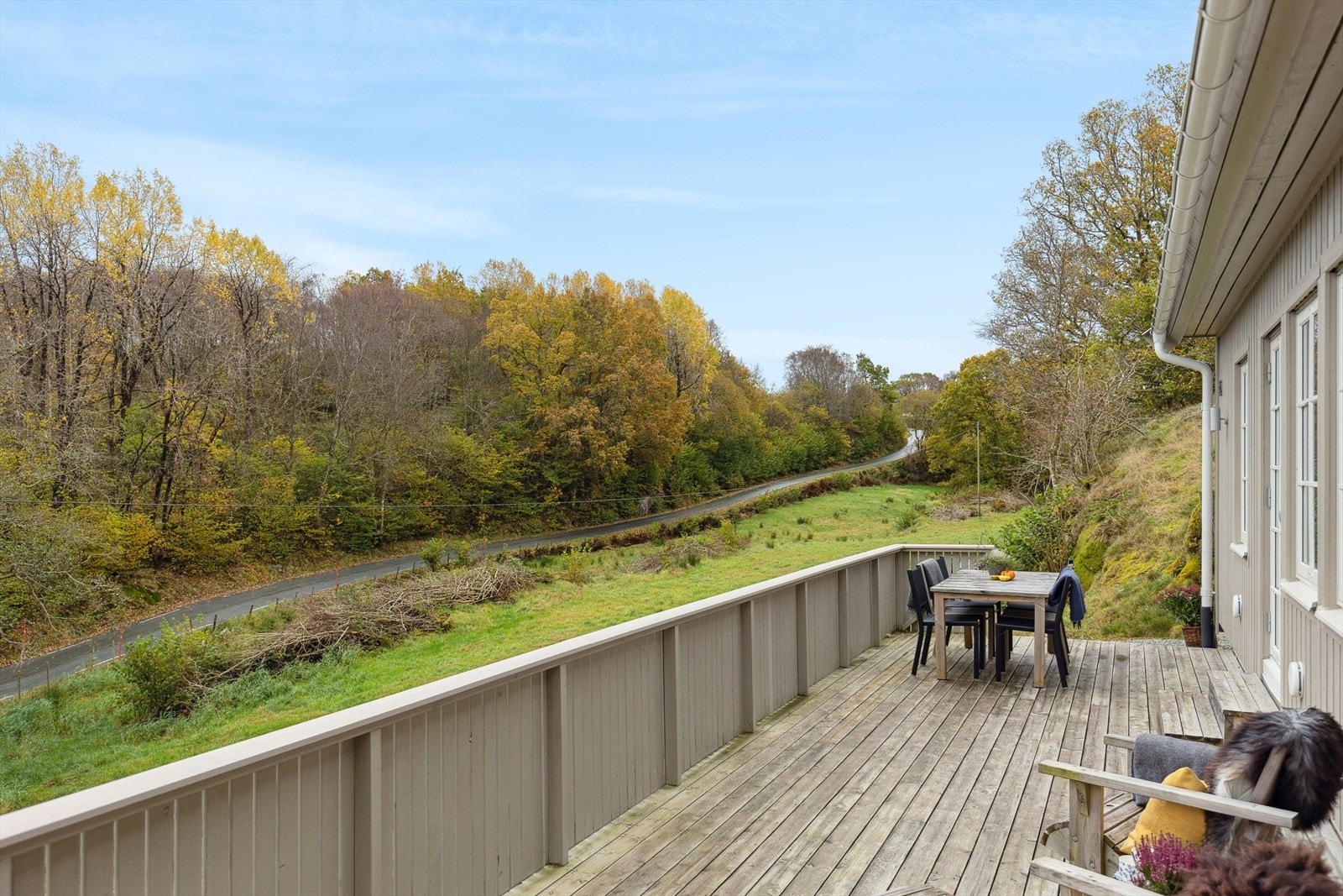 Terrasse med utsikt mot naturomgivelsene Galleribilde